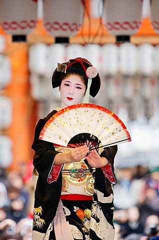 A geisha at the Setsubun, beginning of spring festival at Yasaka Shrine in Kyotos Gion district
